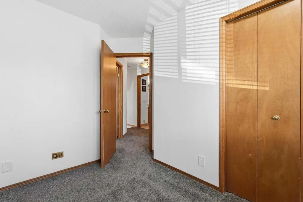 672 Macewan Drive NW Calgary AB T3K 3J5