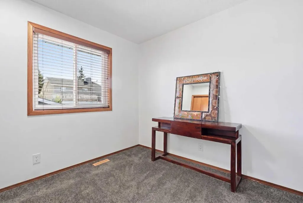 672 Macewan Drive NW Calgary AB T3K 3J5