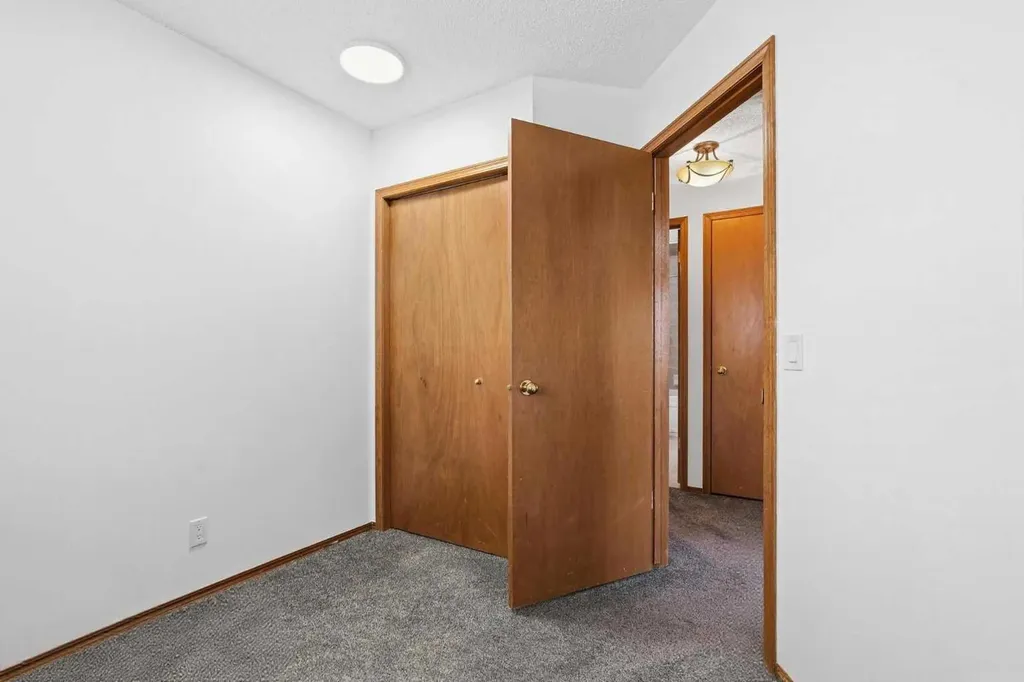 672 Macewan Drive NW Calgary AB T3K 3J5