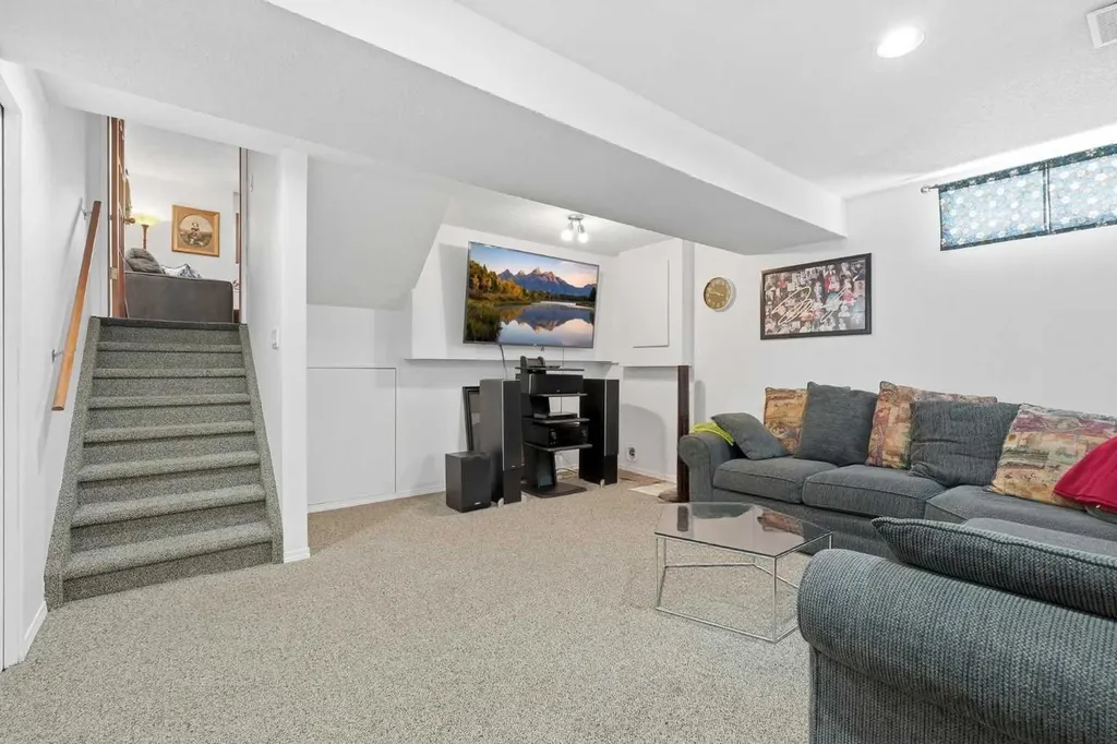672 Macewan Drive NW Calgary AB T3K 3J5