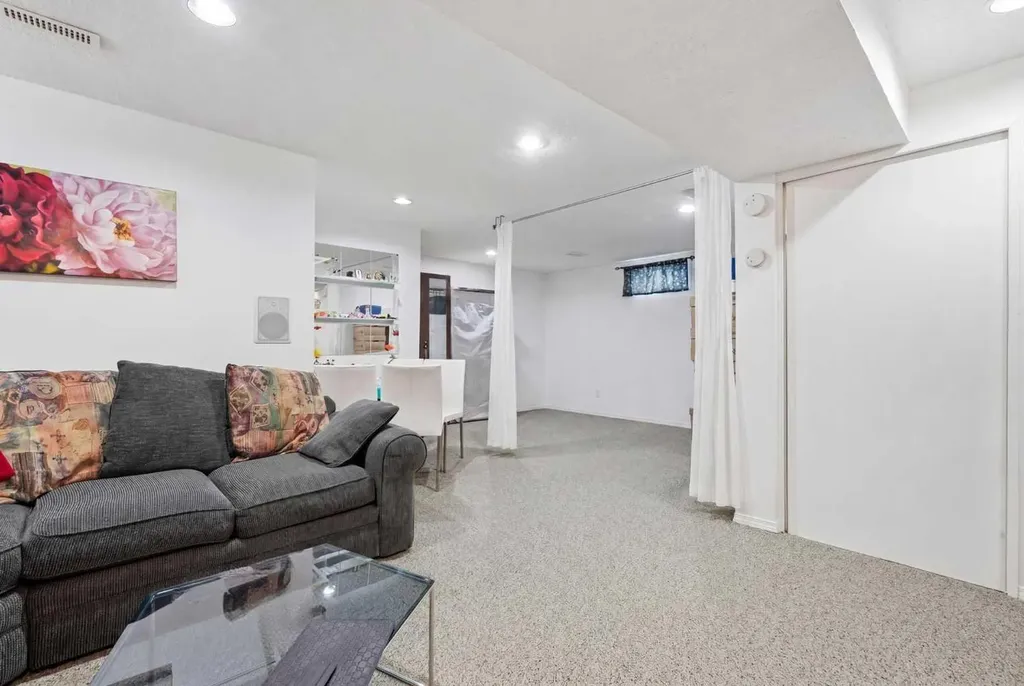 672 Macewan Drive NW Calgary AB T3K 3J5