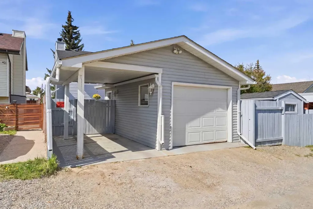 672 Macewan Drive NW Calgary AB T3K 3J5