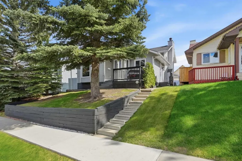 672 Macewan Drive NW Calgary AB T3K 3J5