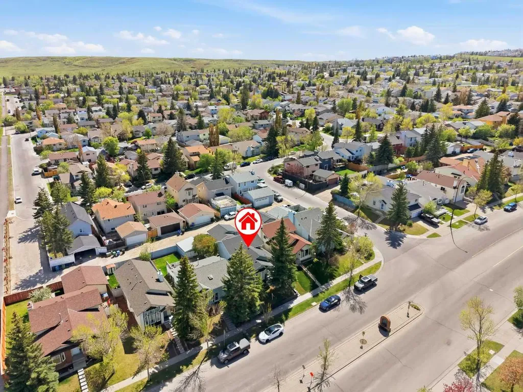 672 Macewan Drive NW Calgary AB T3K 3J5