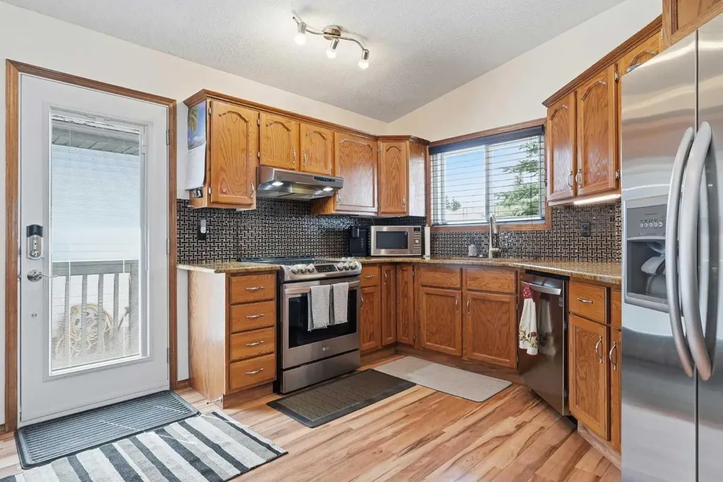 672 Macewan Drive NW Calgary AB T3K 3J5