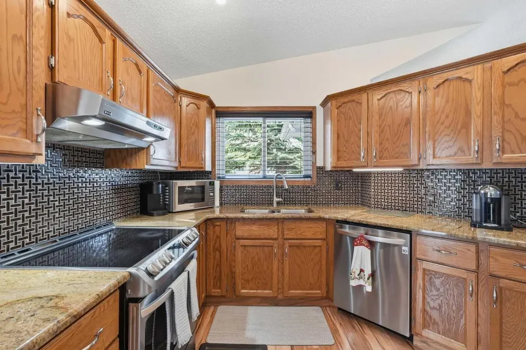 672 Macewan Drive NW Calgary AB T3K 3J5