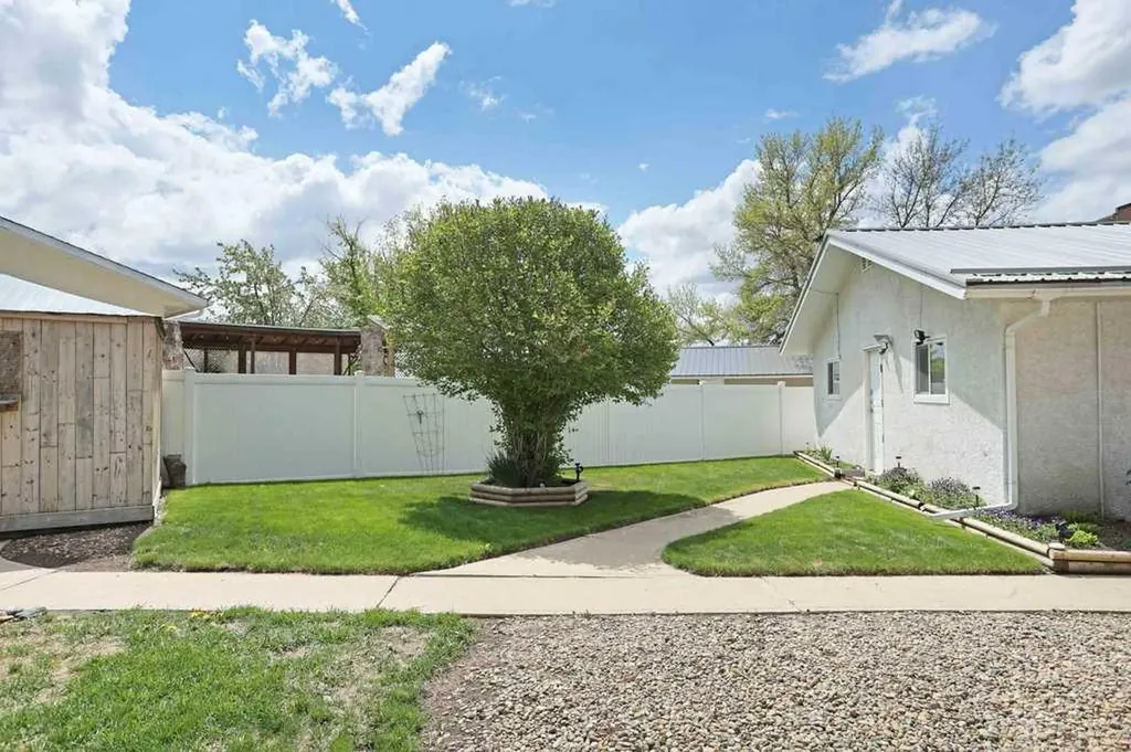 65 Eastbrook Drive Brooks AB T1R 0H8