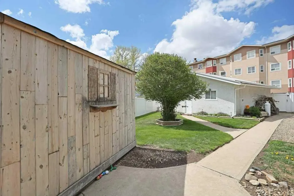 65 Eastbrook Drive Brooks AB T1R 0H8