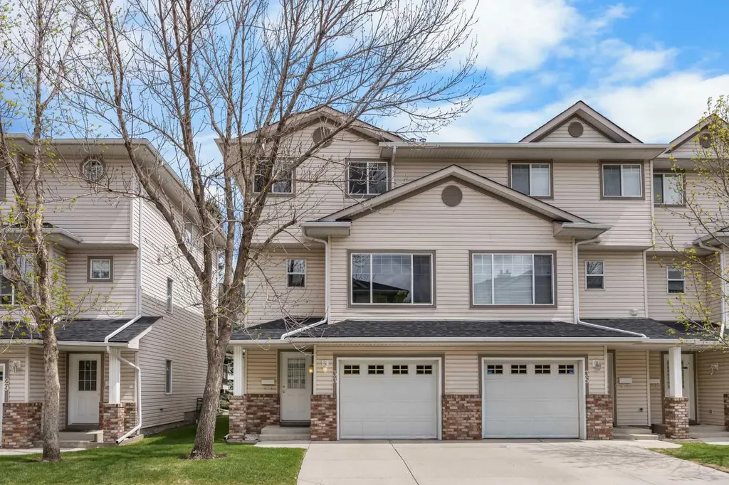 33 Country Hills Cove NW Calgary AB T3K 5G7