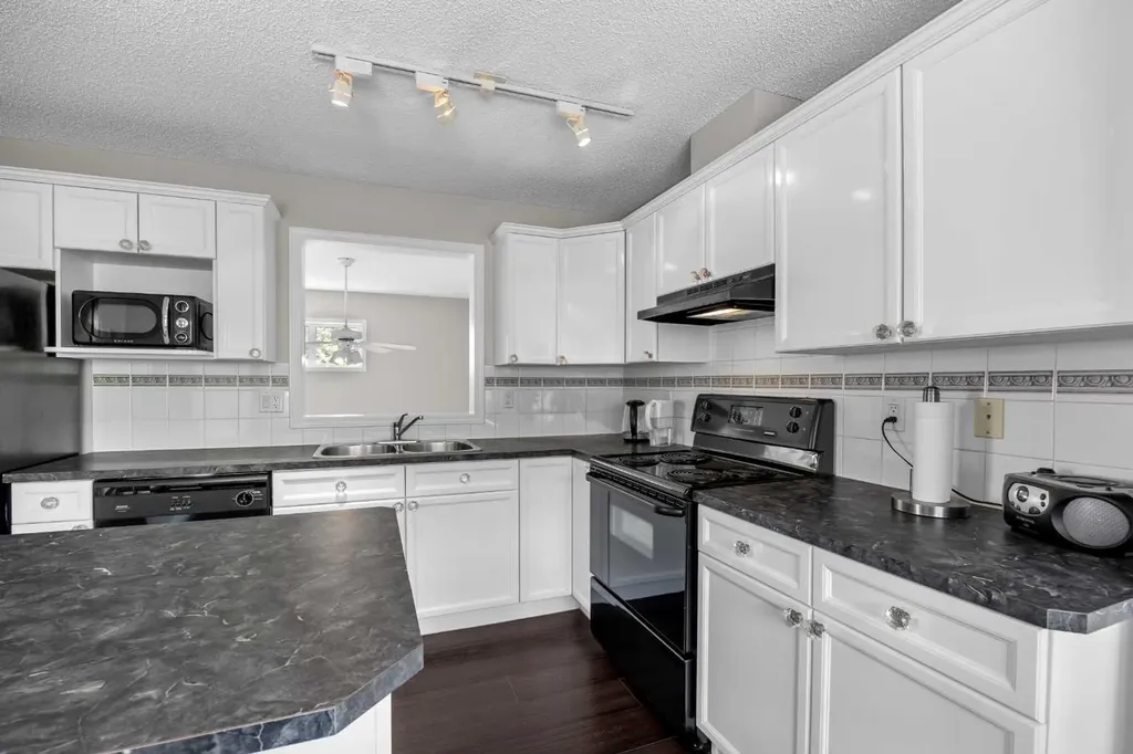 33 Country Hills Cove NW Calgary AB T3K 5G7