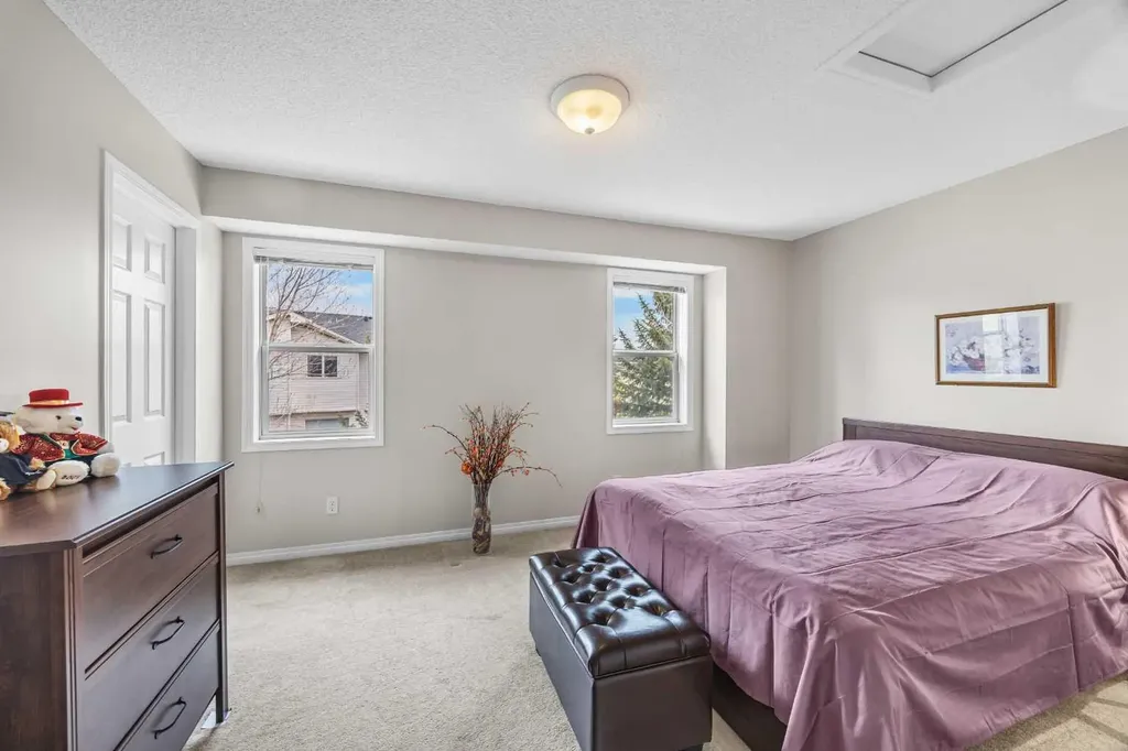 33 Country Hills Cove NW Calgary AB T3K 5G7