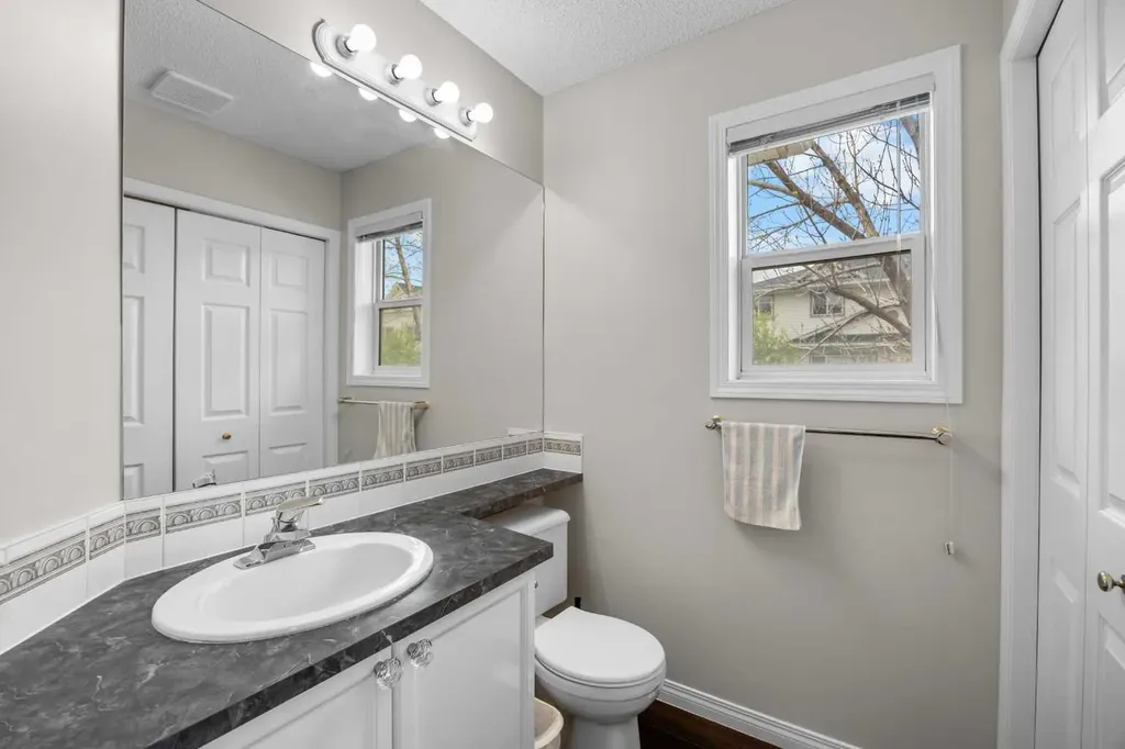 33 Country Hills Cove NW Calgary AB T3K 5G7