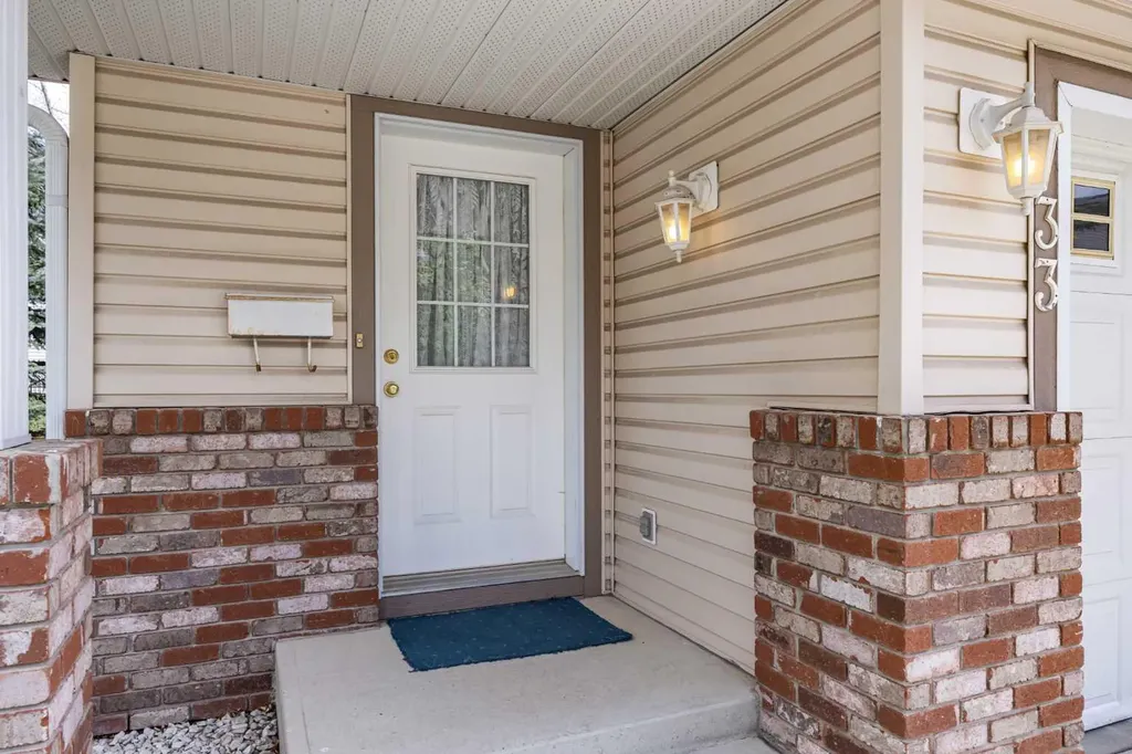 33 Country Hills Cove NW Calgary AB T3K 5G7
