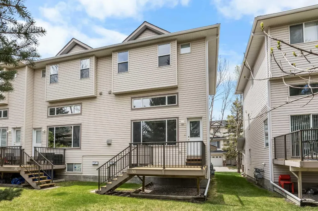 33 Country Hills Cove NW Calgary AB T3K 5G7