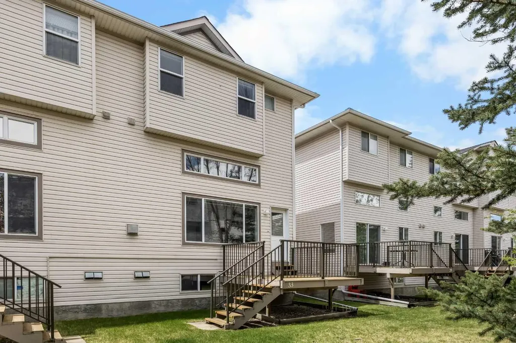 33 Country Hills Cove NW Calgary AB T3K 5G7