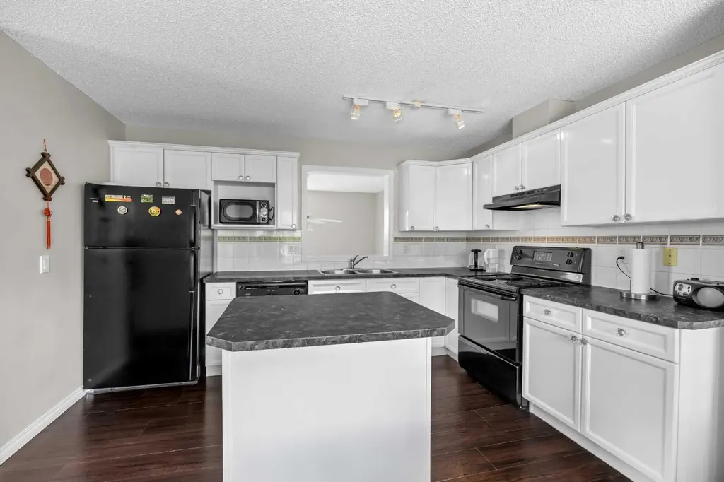33 Country Hills Cove NW Calgary AB T3K 5G7