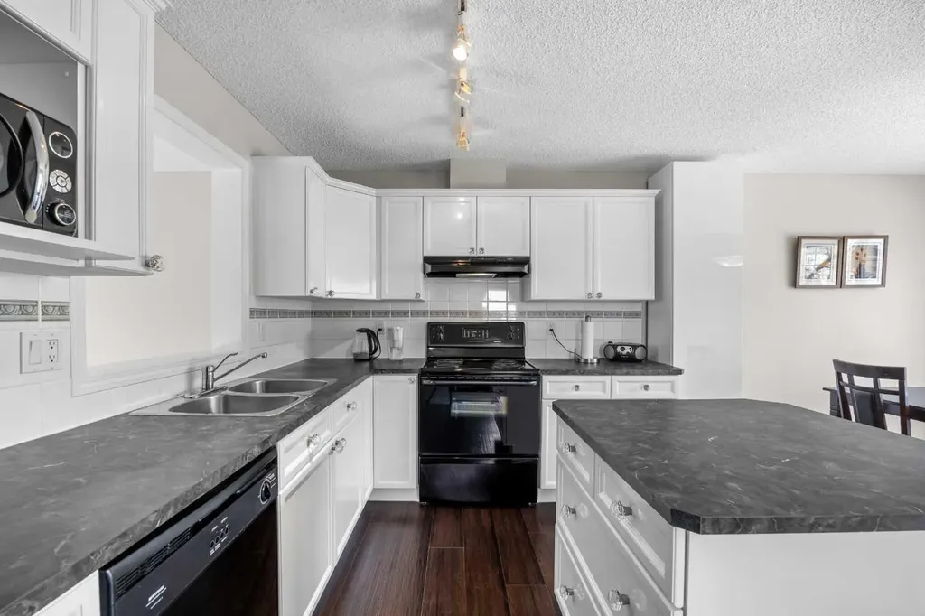 33 Country Hills Cove NW Calgary AB T3K 5G7