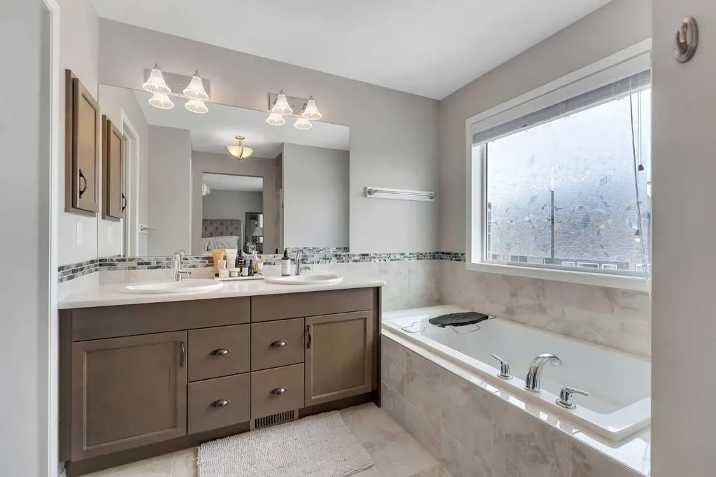 16 Nolancrest Circle NW Calgary AB T3R 0T8