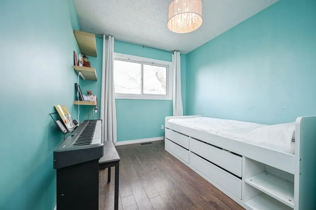 9433 121 Avenue Grande Prairie AB T8V 4R5