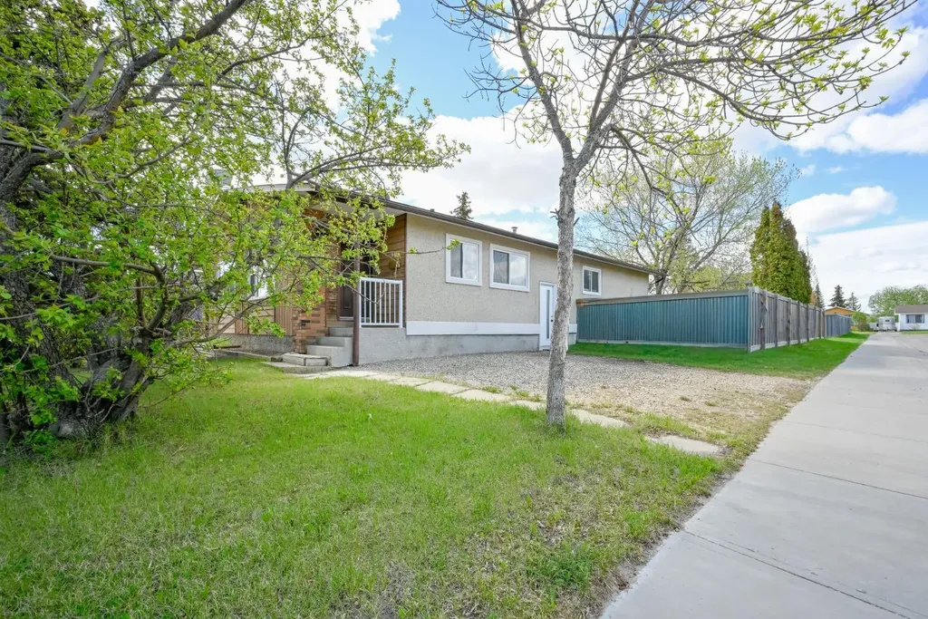 9433 121 Avenue Grande Prairie AB T8V 4R5