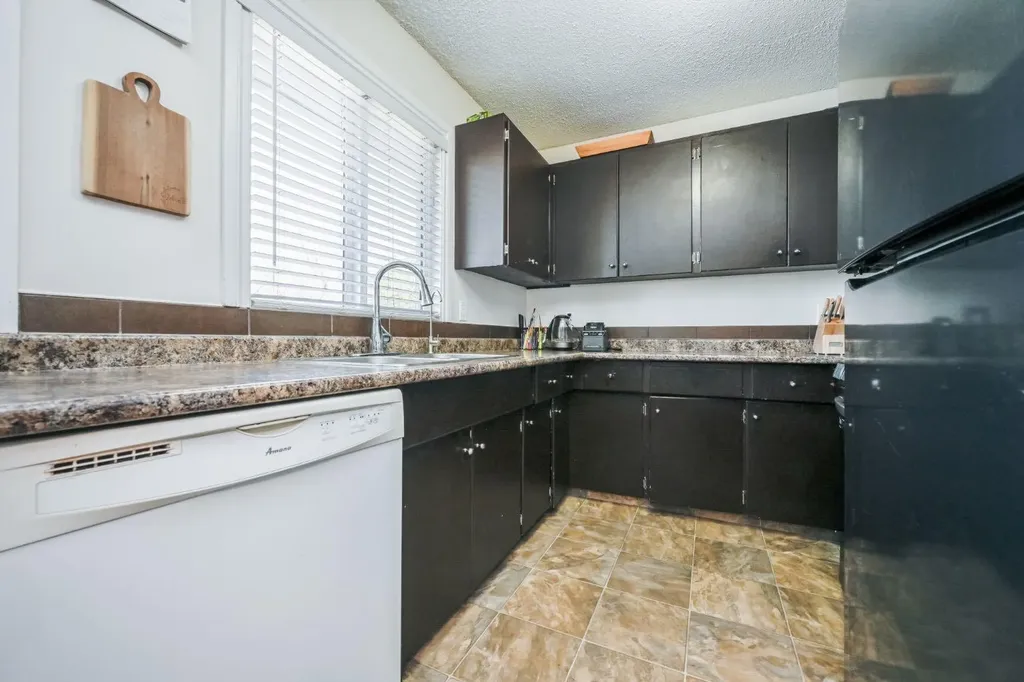 9433 121 Avenue Grande Prairie AB T8V 4R5