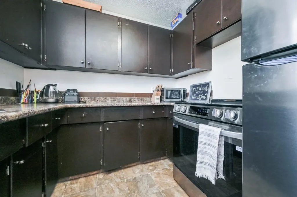9433 121 Avenue Grande Prairie AB T8V 4R5
