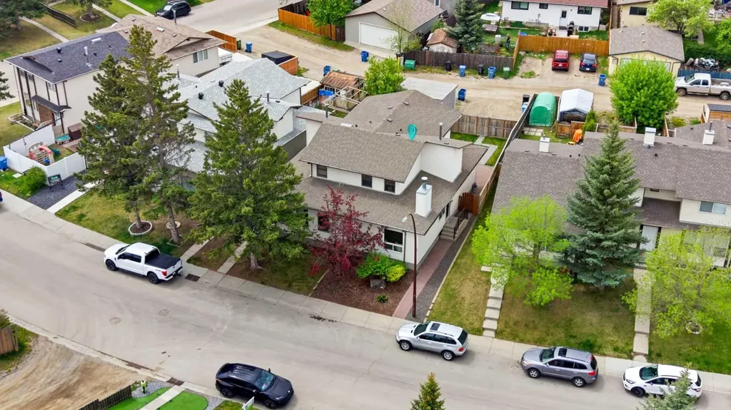 85 Cedarwood Hill SW Calgary AB T2W 3H4