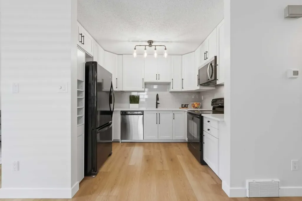 85 Cedarwood Hill SW Calgary AB T2W 3H4