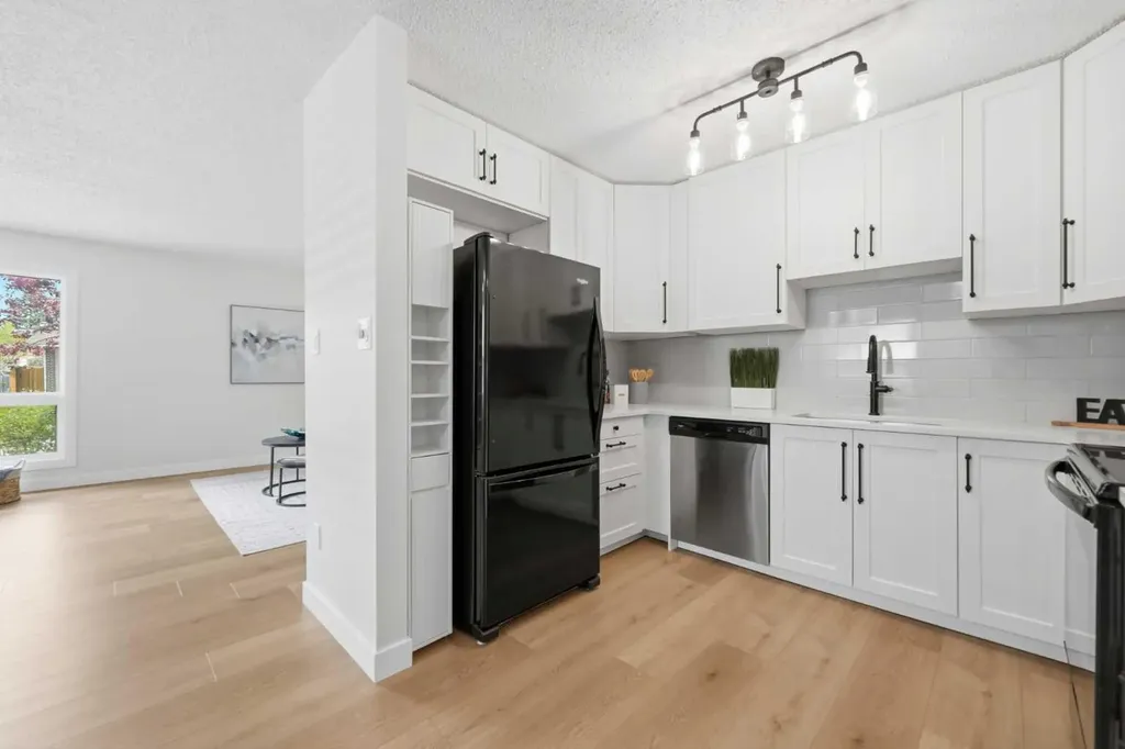 85 Cedarwood Hill SW Calgary AB T2W 3H4