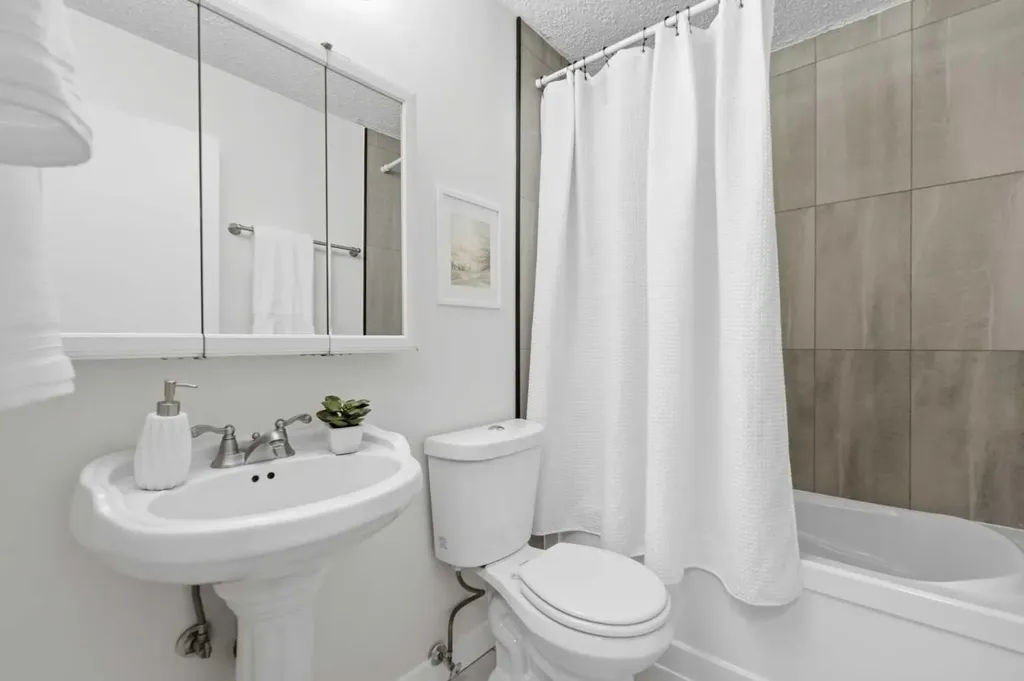 85 Cedarwood Hill SW Calgary AB T2W 3H4