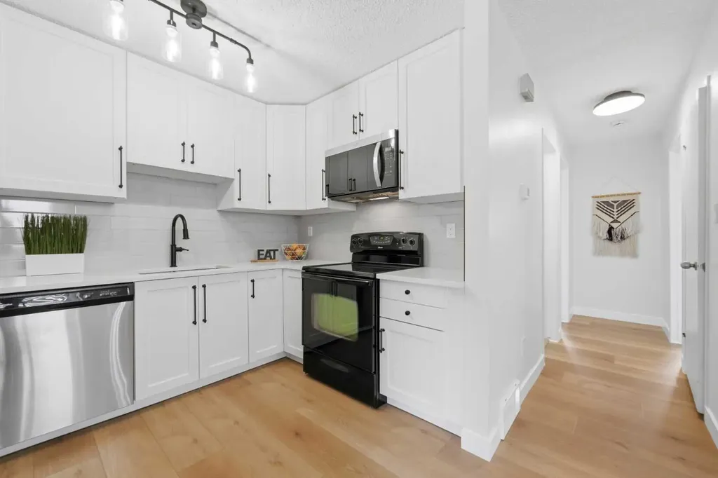 85 Cedarwood Hill SW Calgary AB T2W 3H4
