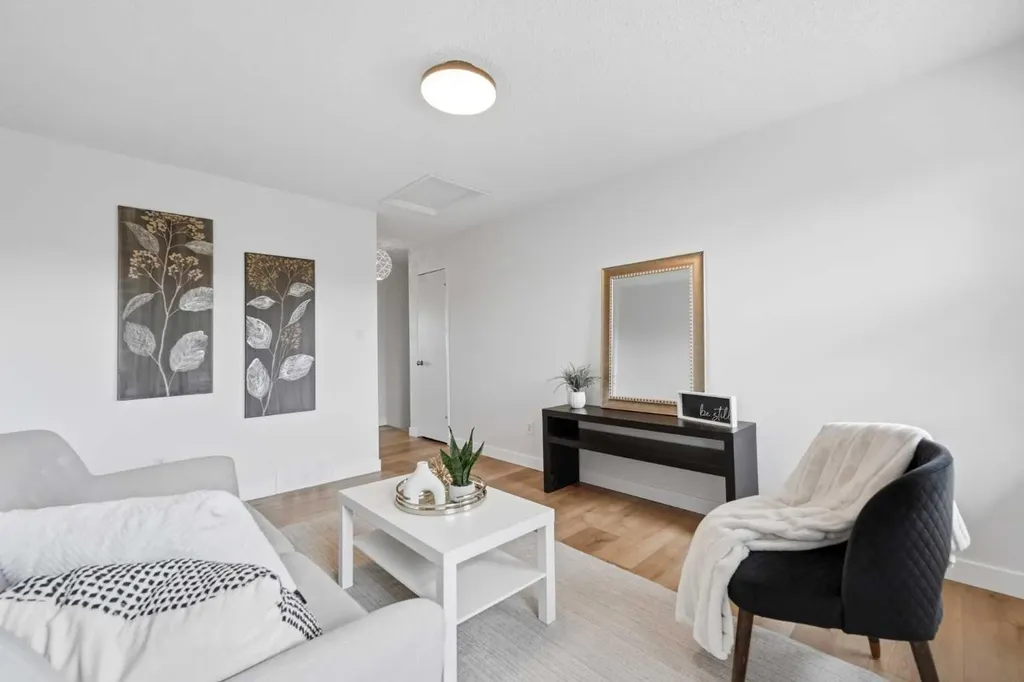 85 Cedarwood Hill SW Calgary AB T2W 3H4