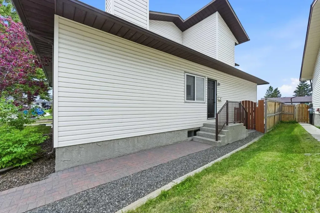 85 Cedarwood Hill SW Calgary AB T2W 3H4