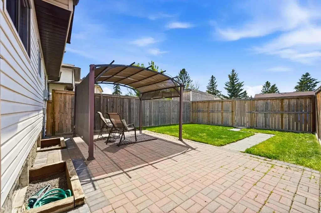 85 Cedarwood Hill SW Calgary AB T2W 3H4