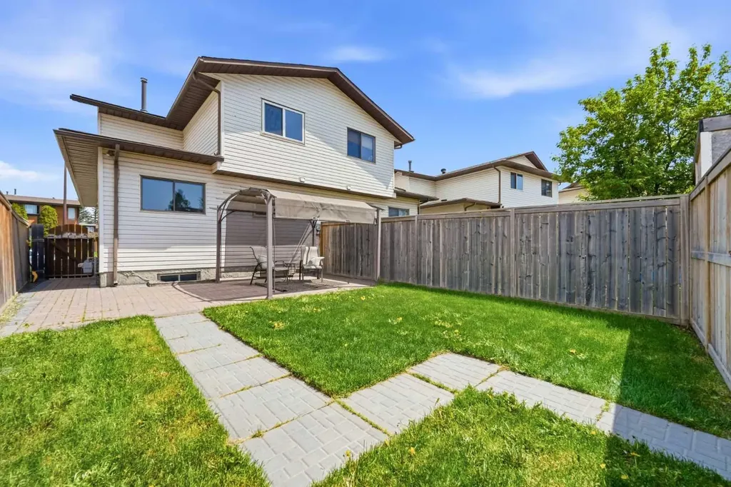 85 Cedarwood Hill SW Calgary AB T2W 3H4