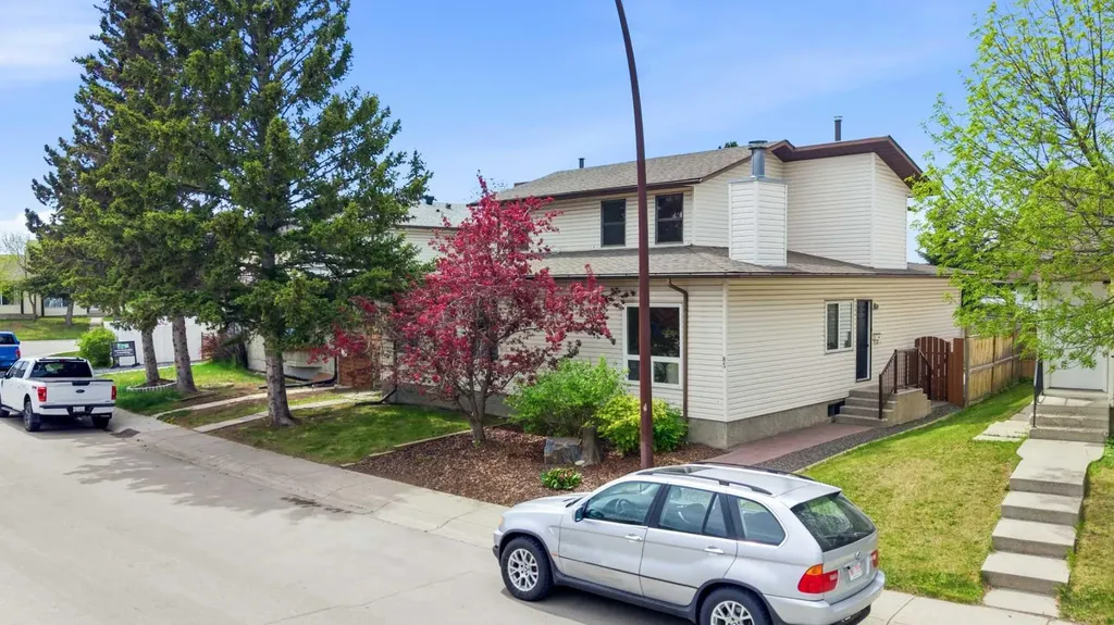 85 Cedarwood Hill SW Calgary AB T2W 3H4