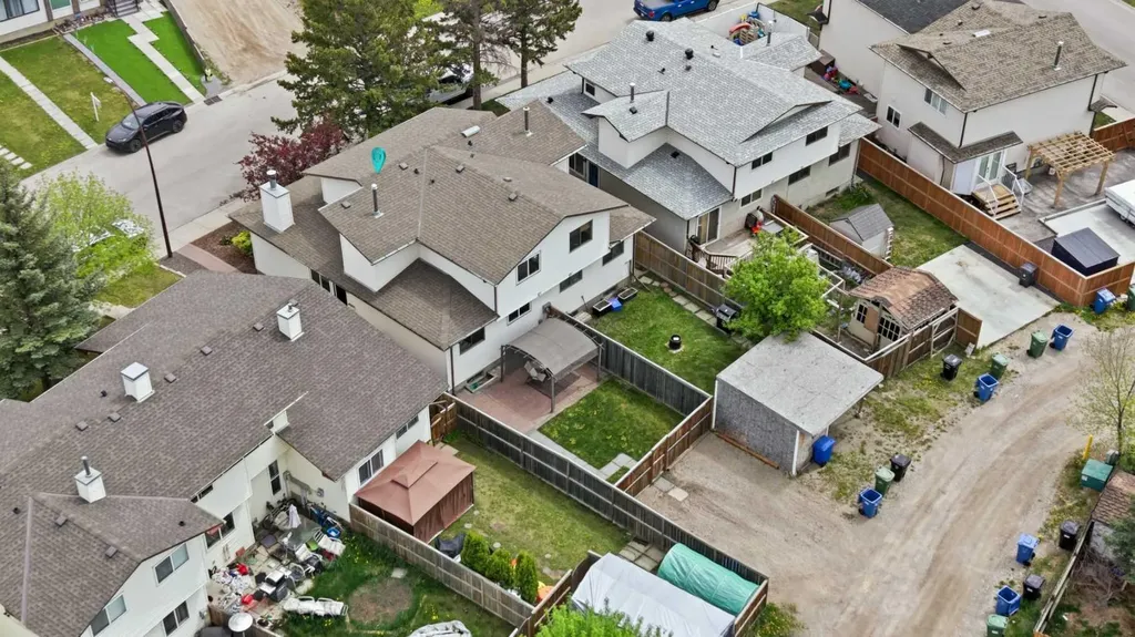 85 Cedarwood Hill SW Calgary AB T2W 3H4