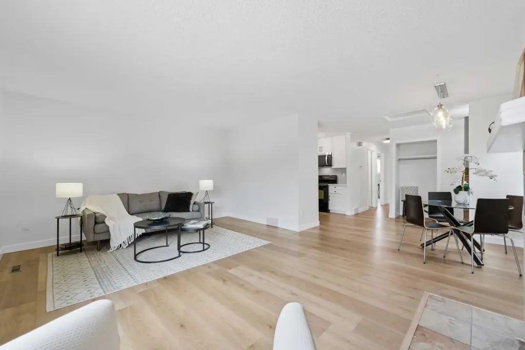 85 Cedarwood Hill SW Calgary AB T2W 3H4