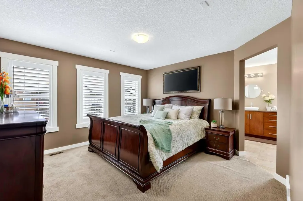 44 Elgin Meadows Link SE Calgary AB T2Z 0S3