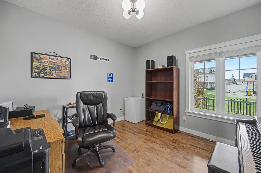 8 Ypres Lane SW Calgary AB T2T 6M9