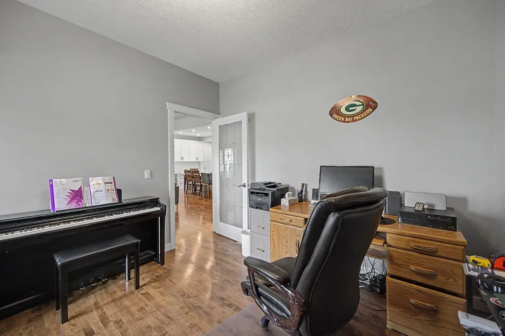 8 Ypres Lane SW Calgary AB T2T 6M9