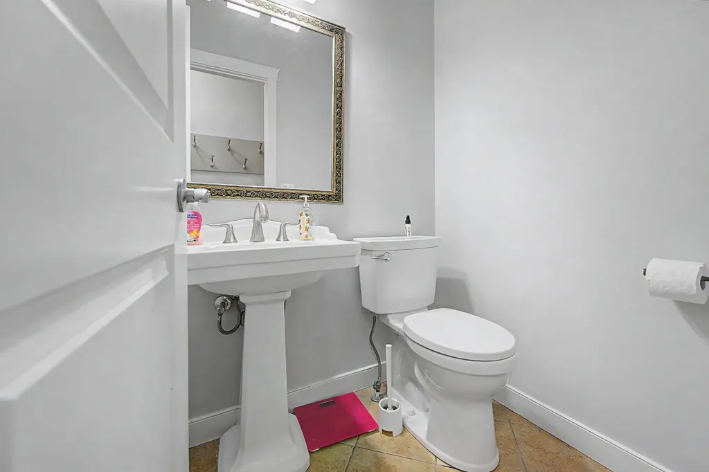 8 Ypres Lane SW Calgary AB T2T 6M9