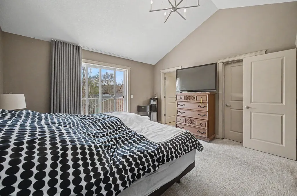 8 Ypres Lane SW Calgary AB T2T 6M9