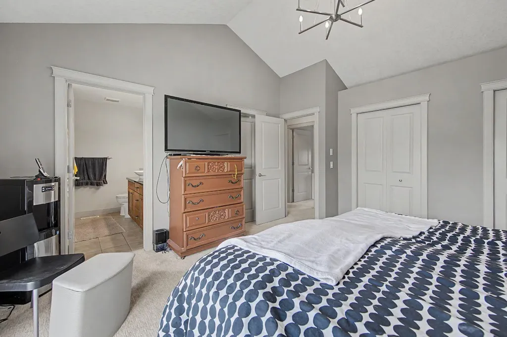 8 Ypres Lane SW Calgary AB T2T 6M9
