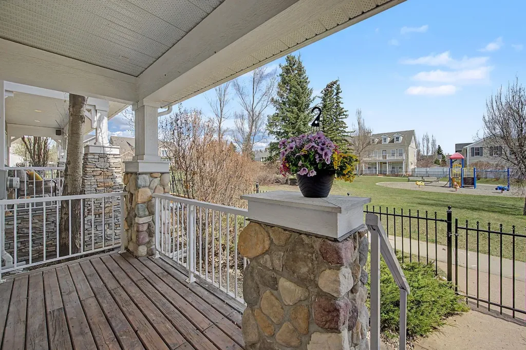 8 Ypres Lane SW Calgary AB T2T 6M9