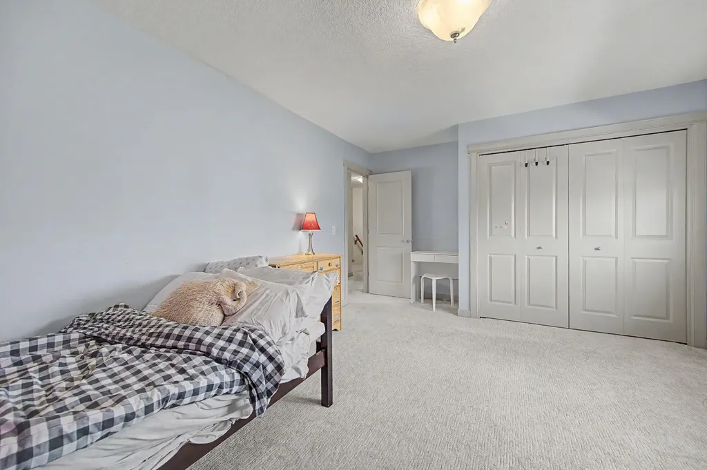 8 Ypres Lane SW Calgary AB T2T 6M9