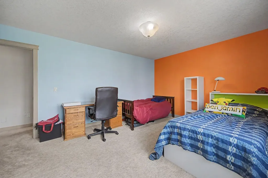 8 Ypres Lane SW Calgary AB T2T 6M9