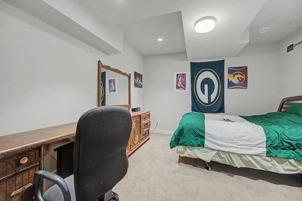 8 Ypres Lane SW Calgary AB T2T 6M9