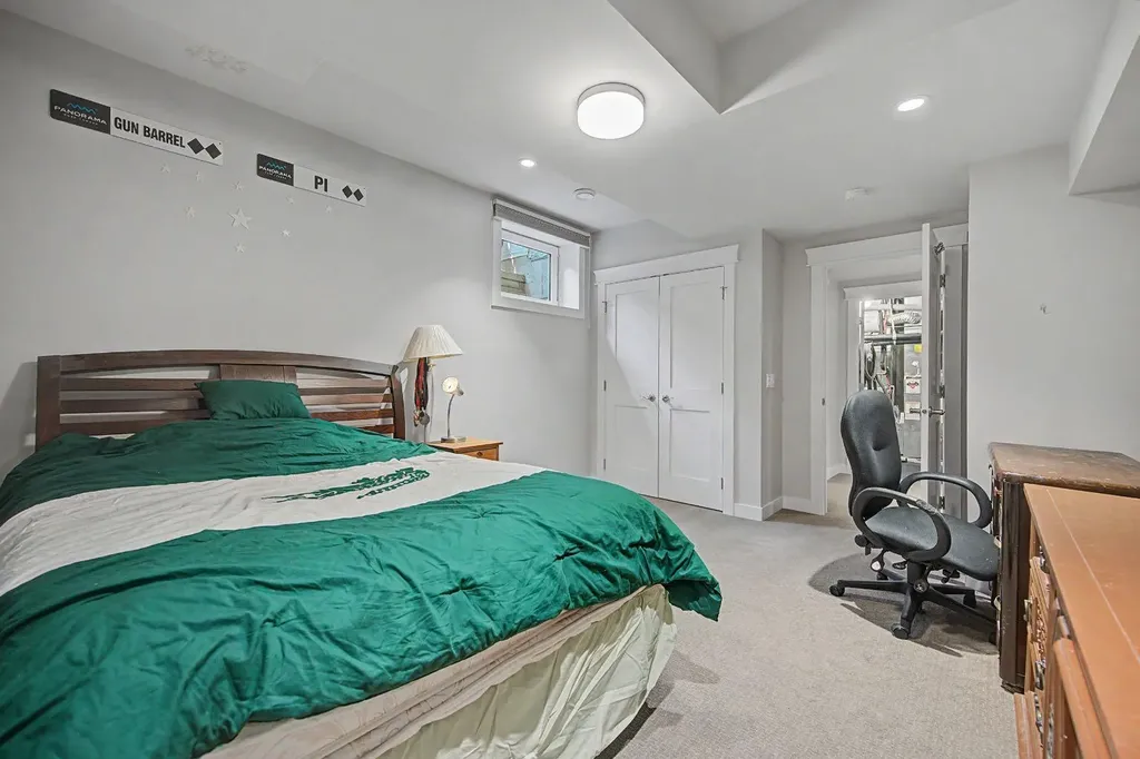8 Ypres Lane SW Calgary AB T2T 6M9