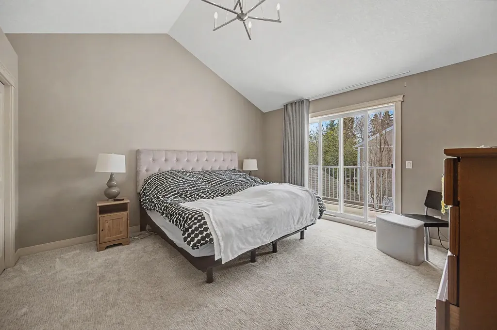 8 Ypres Lane SW Calgary AB T2T 6M9